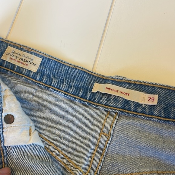 Levi’s Ribcage Shorts! Size 29 - Picture 3 of 6